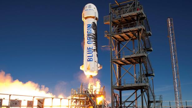 Jeff Bezos, der reichste Mann der Welt, besitzt mit Blue Origin ein Raumfahrtunternehmen