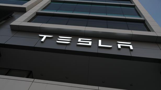 US-TESLA-STOCK-FALLS-AS-COMPANY'S-Q4-NUMBERS-MISS-EXPECTATIONS