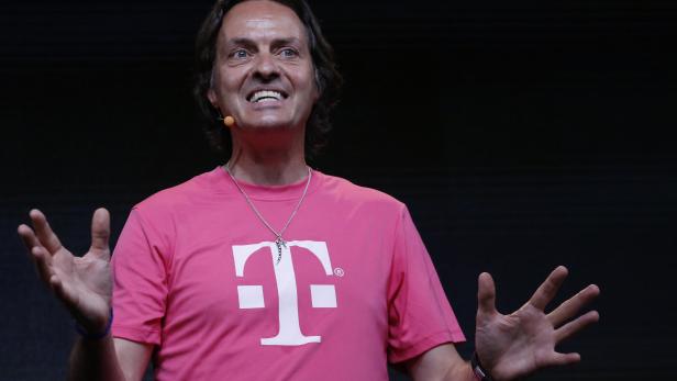 Der T-Mobile USA-CEO hat nicht wirklich versucht, sich zu verstecken, trug er doch unter anderem ein T-Shirt im Magenta-Ton des Unternehmens