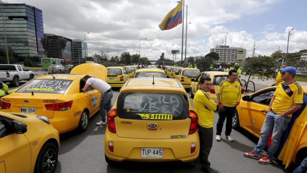 Frustrierte Taxifahrer protestieren in Kolumbien gegen Uber.
