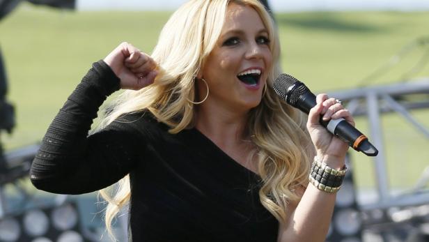 Britney Spears – 50.000 Euro für Chauffeur Auf Perücken steht Britney nicht, dafür aber schlägt der Chauffeur ordentlich zu Buche. An die 50.000 Euro gibt Spears jedes Jahr für Fahrzeugerhaltung und Chauffeur aus.