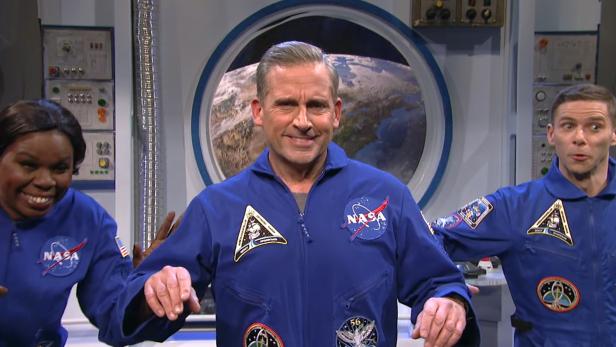 Steve Carell (Mitte) schlüpfte unlängst für Saturday Night Live in die Rolle eines Astronauten
