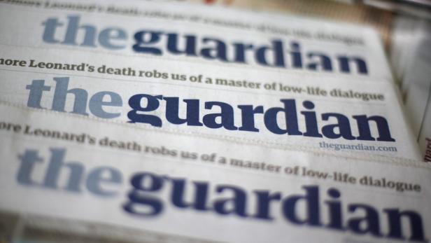 Copies of the Guardian newspaper are displayed at a news agent in London August 21 2013. British Prime Minister David Cameron ordered his top civil servant to try to stop revelations flowing from the Guardian newspaper about U.S. and British surveillance programmes, two sources with direct knowledge of the matter said. REUTERS/Suzanne Plunkett (BRITAIN - Tags: MEDIA POLITICS)