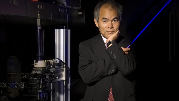Professor Shuji Nakamura mit einer Blue-Laser LED. der japanische Wissenschaftler hat zusammen mit Isamu Akasaki und Hiroshi Amano den Physik-Nobelpreis für die blau leuchtenden LEDs gewonnen.