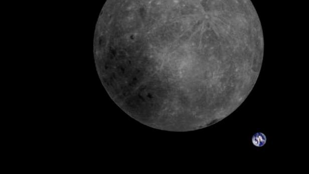 Dieses Foto von Mond und Erde wurde vom chinesischen Satelliten Longjiang-2 aufgenommen