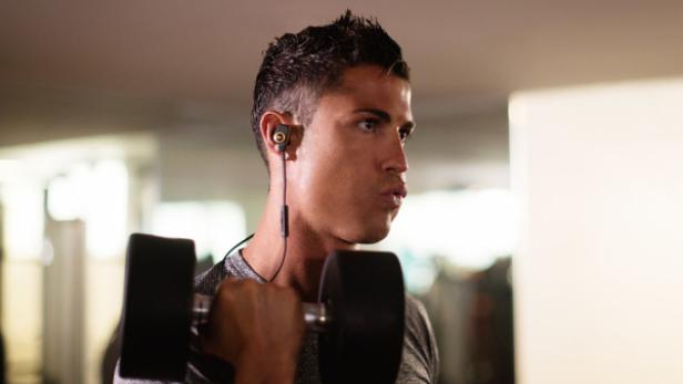 Cristiano Ronaldo mit den ROC Sport SuperSlim In-Ear-Kopfhörern