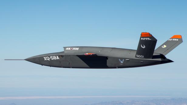 Die XQ-58A Valkyrie Kampfdrohne der US Air Force im Flug