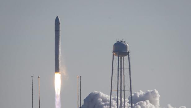 Der Start der Antares Rakete mit dem unbemannten Raumschiff Cygnus von Pad-0A der NASA Wallops Flight Facility, Virginia.