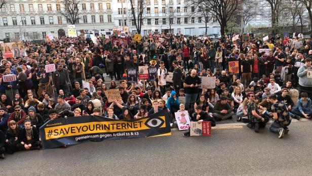 In Wien beteiligten sich 4000 Menschen an der #SaveTheInternet Demo.
