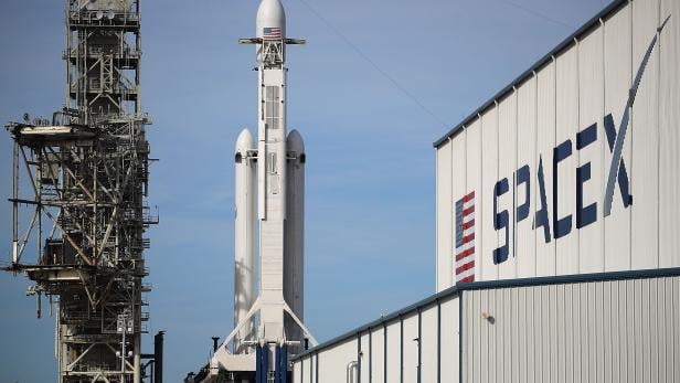 US-SPACEX-TO-LAUNCH-FIRST-HEAVY-LIFT-ROCKET-IN-DEMONSTRATION-MIS