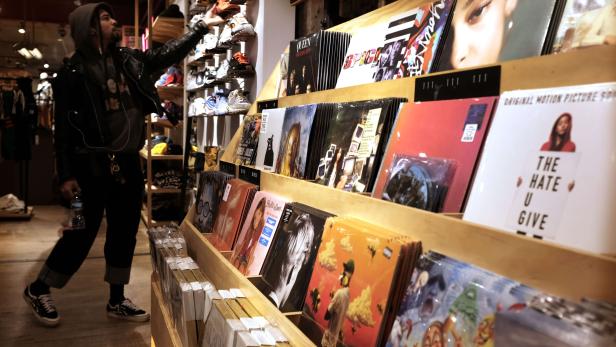 US-SALES-OF-VINYL-RECORDS-AND-CD'S-PASS-DIGITAL-DOWNLOAD-SALE,-A