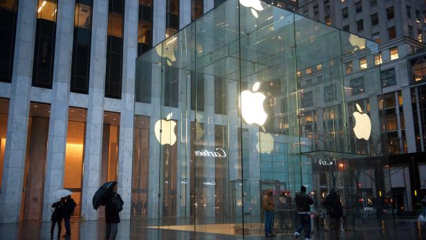 US-SUPPORTERS-RALLY-AT-APPLE-STORES-AGAINST-GOVERNMENT-INTERFERE