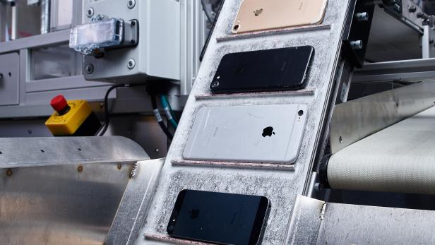 Der Apple-Roboter Daisy zerlegt alte iPhones in ihre Bestandteile