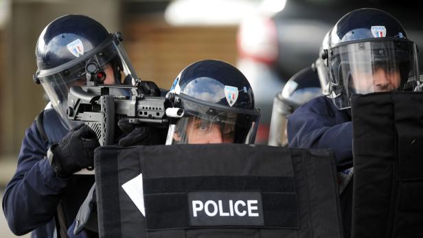 FRANCE-SECURITY-POLICE-RESCUE-DRILL