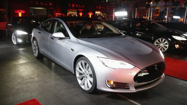 Model D: Tesla motzt Model S auf.