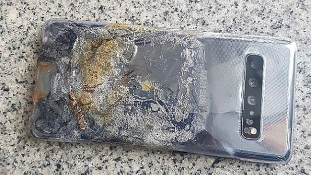 Das verbrannte Samsung Galaxy S10 5G Smartphone eines Südkoreaners
