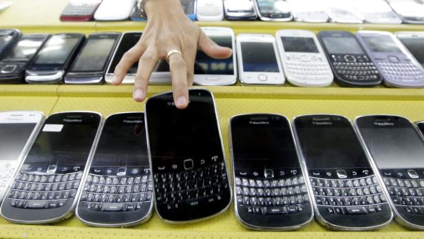 Typisch für Blackberry-Smartphones: Ein horizontal ausgerichtetes Display und eine kleine QWERTY-Tastatur