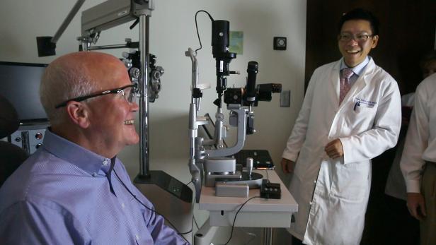 Ein Implantat lässt einen 66-jährigen nach 30 Jahren Umrisse erkennen