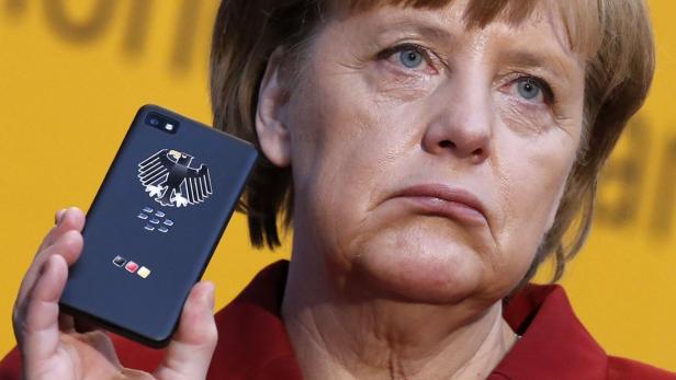 Im Vorjahr präsentierte Angela Merkel das abhörsichere &quot;Kanzler-Handy&quot; auf der CeBIT.