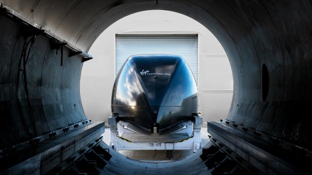 Hyperloop-Pod von Virgin Hyperloop One vor der Einfahrt in die Vakuum-Röhre