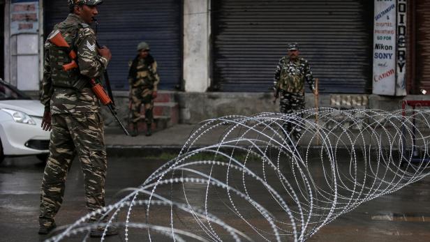 Die indische Regierung riegelt Kashmir ab