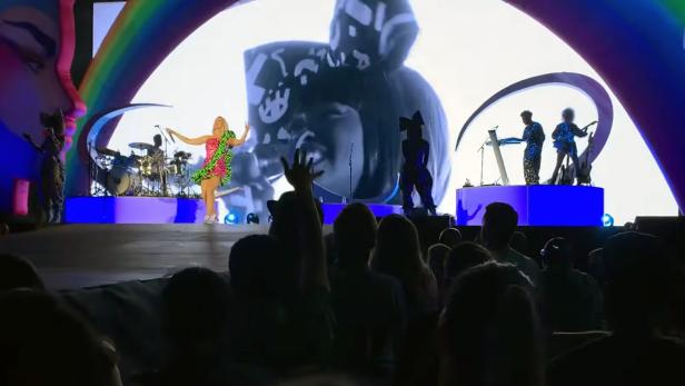 Katy Perry unter Amazon-Mitarbeitern bei einer riesigen Firmenfeier in Seattle