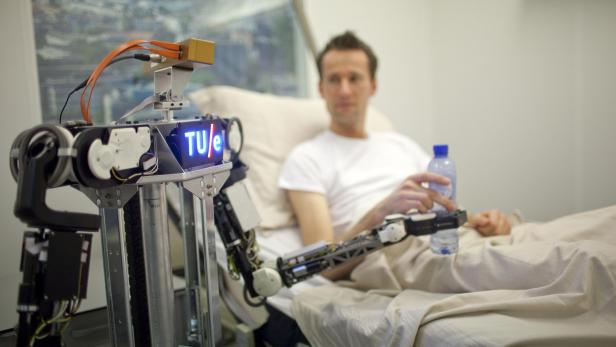 Roboter arbeiten dank RoboEarth in einem Krankenzimmer gemeinsam für den Patienten