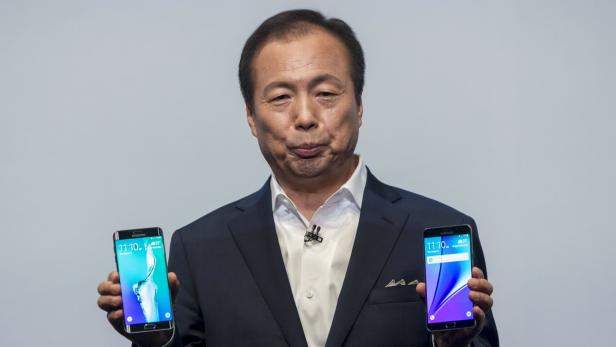 Samsung-Präsident J.K. Shin mit dem Galaxy Edge+ (l.) und Galaxy Note 5.