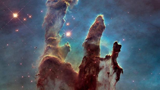 Die bekannten &quot;Pillars of Creation&quot; sind im Jahr 1995 im Adlernebel entdeckte Elefantenrüssel. Der Nebel befindet sich 7.000 Lichtjahre von der Erde entfernt.