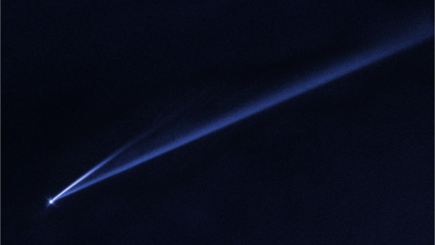 Der Asteroid Gault stößt zwei unterschiedlich lange Staubstreifen aus, was bislang nur bei Kometen üblich ist. Das Bild wurde mit dem Hubble Teleskop aufgezeichnet.