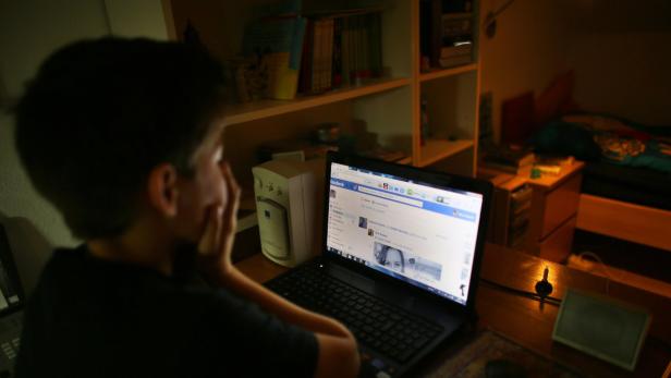 Kinder und Jugendliche sind von bösartigen Angriffen im Netz besonders stark betroffen.