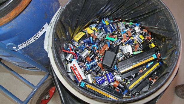 Akkus und Batterien sollten bei Sammelstellen korrekt entsorgt werden