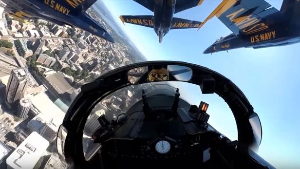 Cockpit-Sicht eines Blue-Angels-Piloten beim Kunstflug über Seattle
