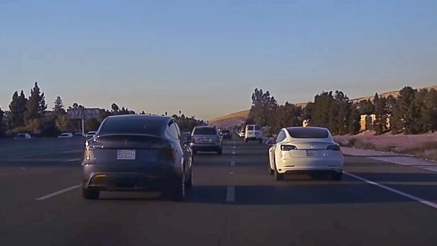 Tesla Model Y auf dem Highway neben einem Tesla Model 3