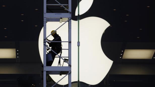 A worker climbs outside an Apple store in Hong Kong April 10, 2013. Apple apologised to Chinese consumers last Monday and altered iPhone warranty policies in its No. 2 market after more than two weeks of condemnation in the state-run media of its after-sales service. With its rare apology, Apple Inc went from pariah to praiseworthy in the eyes of China&#039;s state-controlled media, a lesson for other foreign firms not to underestimate the speed and power of the government press. REUTERS/Bobby Yip (CHINA - Tags: BUSINESS SCIENCE TECHNOLOGY SOCIETY TPX IMAGES OF THE DAY)