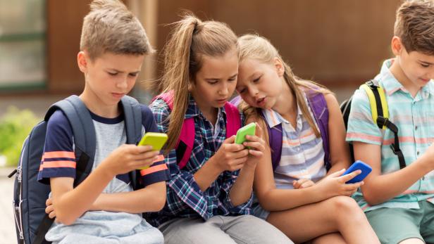 Teenager bei der Smartphonenutzung.
