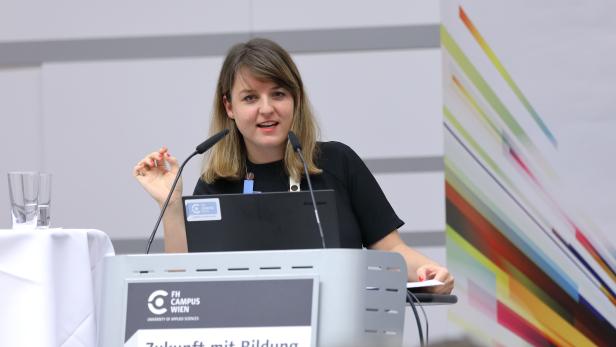 Frederike Kaltheuner bei den Zukunftsgesprächen der FH Campus Wien zum Thema Veränderung der Privatsphäre