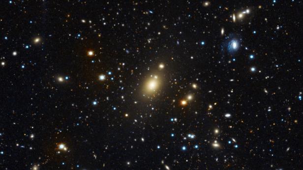 Die Galaxie Holm 15A inmitten des Galaxienhaufens Abell 85