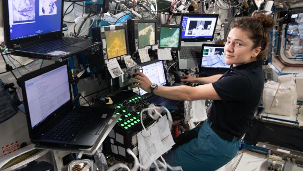 Die NASA-Astronautin Jessica Meir sprach mit den Nobelpreisträgern.