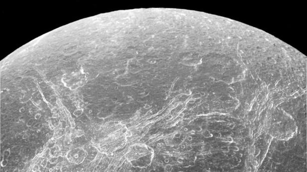 Die eisige Oberfläche von Dione ist von Rissen übersät, die wahrscheinlich von Gezeitenbewegungen stammen