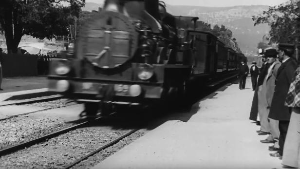 Szene aus dem überarbeiteten Kurzfilm L&#039;Arrivée d&#039;un train en gare de La Ciotat der Gebrüder Lumiere von 1986