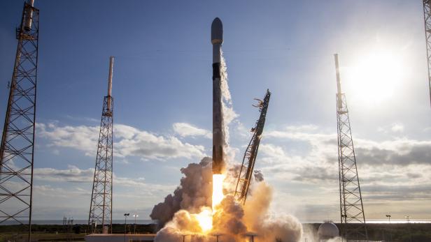 SpaceX launches more Starlink satellites
