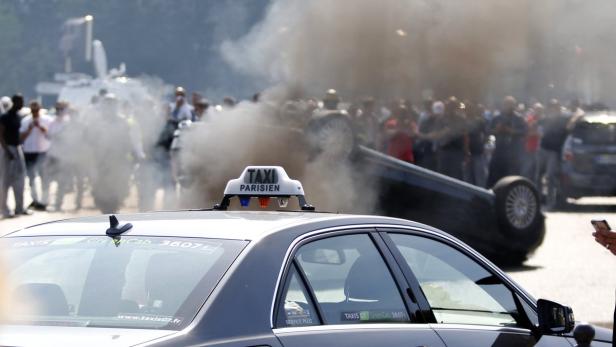 Brennende Autos und Verletzte bei Demonstrationen gegen Uber