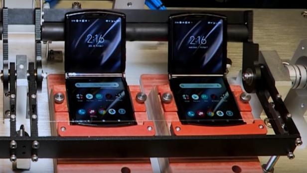 Mehrere Exemplare des neuen Motorola Razr in einer Falttest-Einrichtung