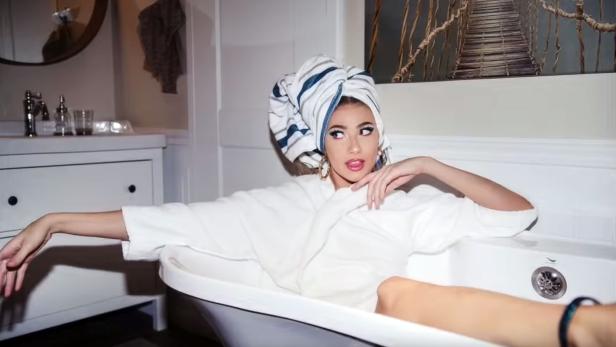 Natalia Taylor in &quot;Bali&quot; - oder einer Badewanne bei Ikea
