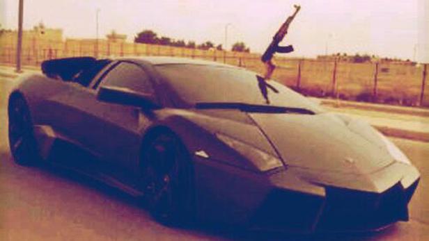 Eines der Bilder, die Gamboa auf Twitter postete: Lamborghini und Kalaschnikow