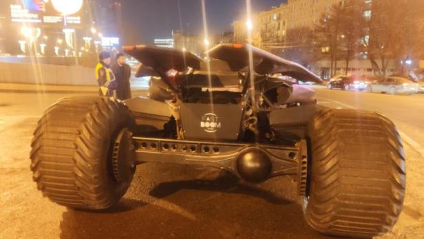 Von der Moskauer Polizei gestopptes Batmobil