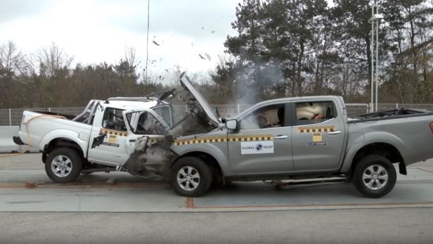 Crashtest zwischen einem Nissan NP300 für Afrika und einem Nissan Navara NP300 für Europa