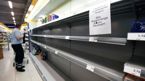 Leere Regale in Supermärkten lassen Wucherer auf das große Geschäft hoffen