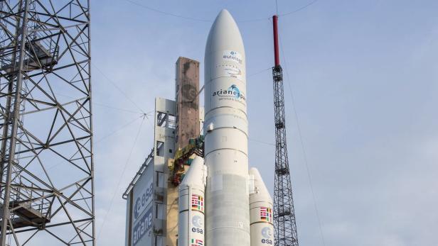 Die Ariane-5-Rakete auf der Startrame in Kourou, Französisch-Guyana